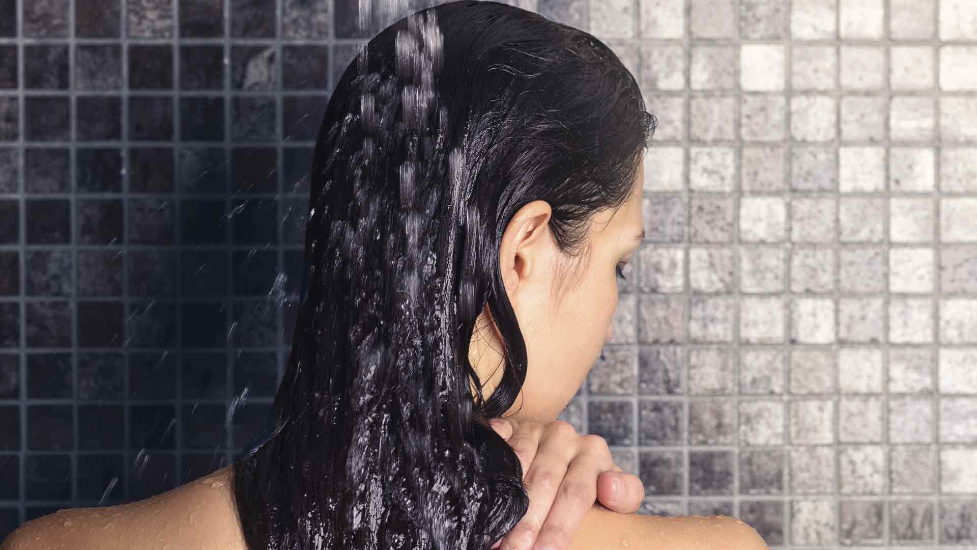 Come fare per mantenere i capelli puliti e sani con pochi lavaggi?